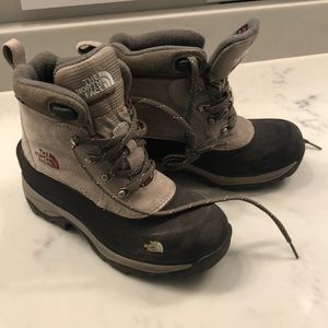 The North Face insulated women’s snow boots EUC Size 6.5 Gray Orange winter